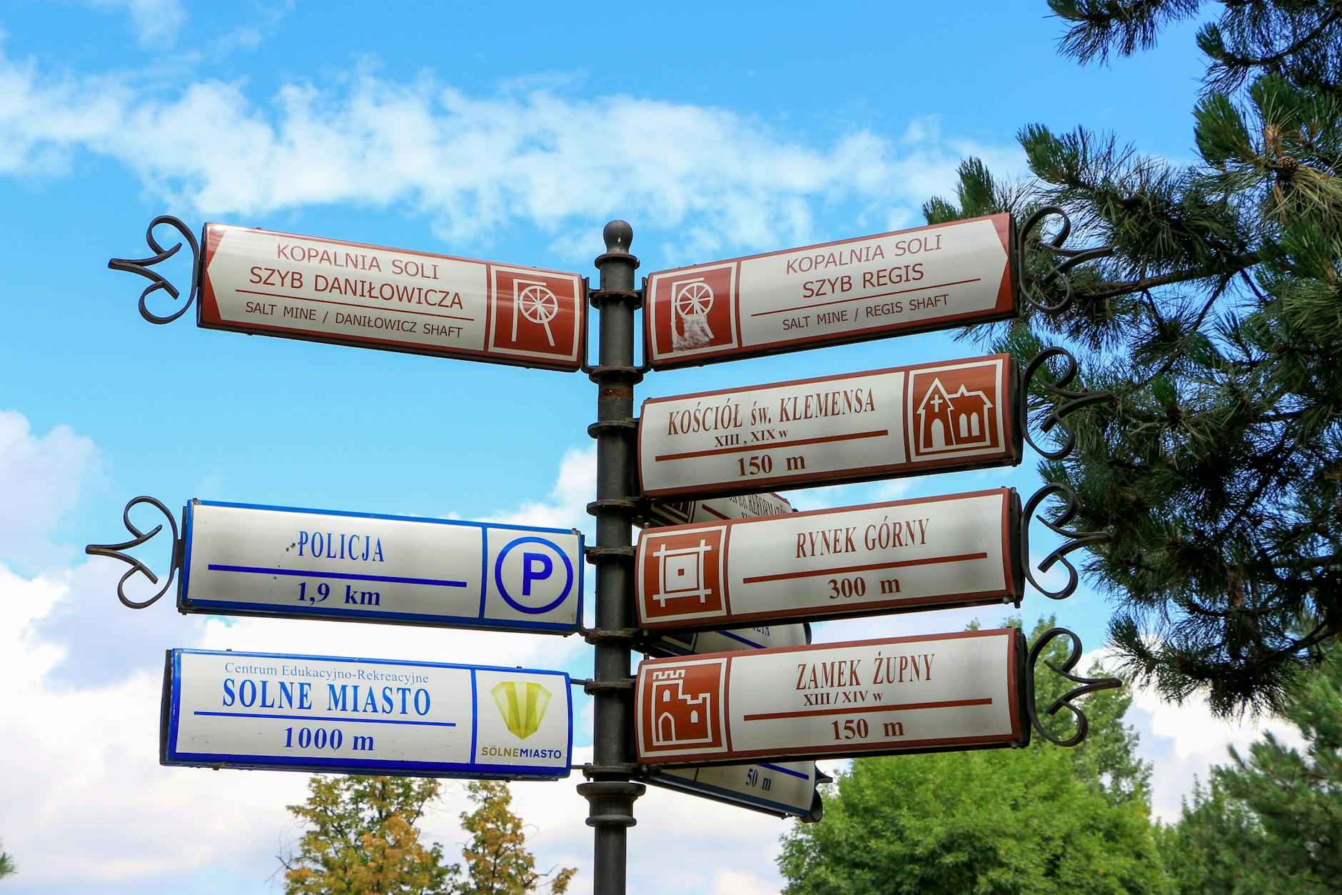 Panoramiczny widok na Sokołów Podlaski z widocznymi budynkami przemysłowymi i mieszkalnymi.