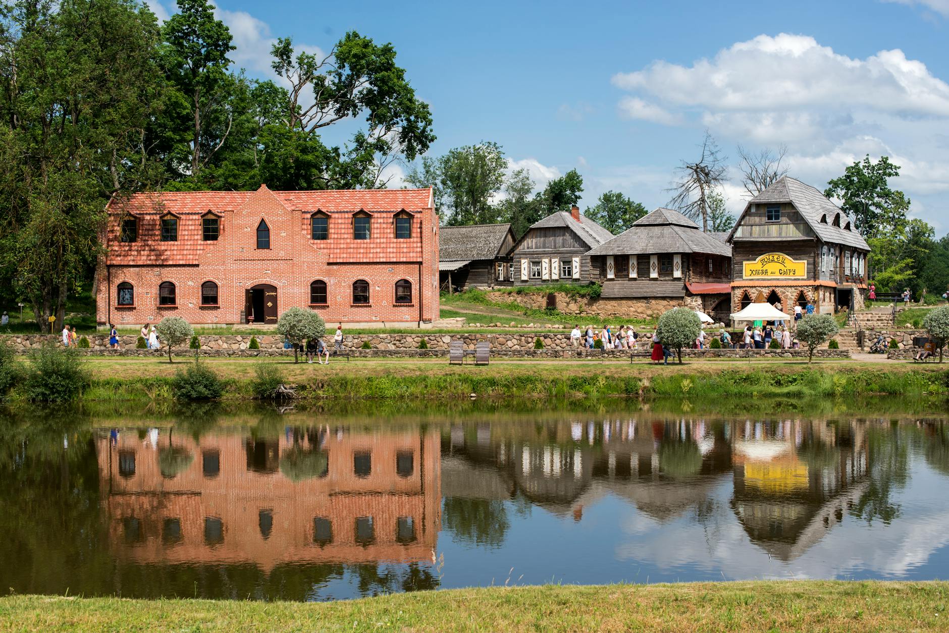 Widok na historyczne centrum Sokołowa Podlaskiego z charakterystyczną architekturą miejską.